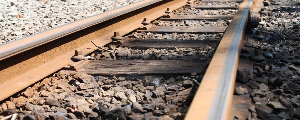 Elektrifiering innebär att nya kontaktledningsstolpar och kontaktledningar byggs längs spåret. Genrebild: bales photography