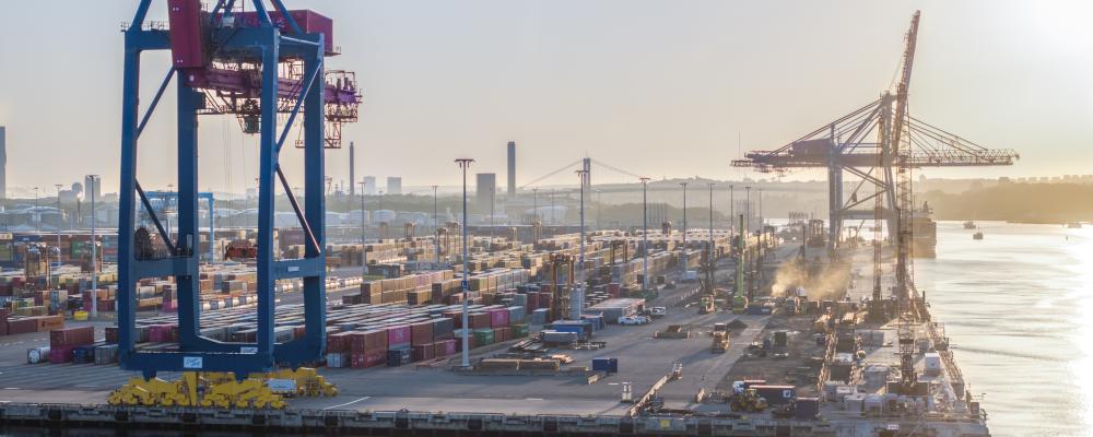 I Skandiahamnen pågår kajarbetet för fullt. 1 500 pålar har slagits i marken och spontarbetet är i slutfasen. Foto: Göteborgs Hamn AB