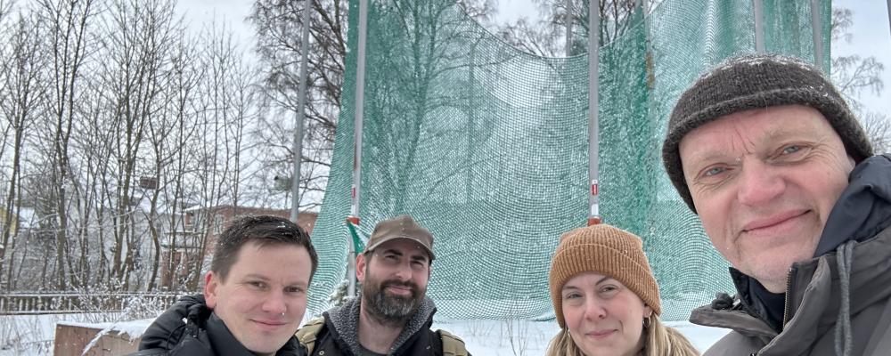 Några i projektteamet på plats där den nya hallen ska byggas. Från vänster: Andreas Wallin, konstruktör, Allan Jensen, landskapsarkitekt, Carolina Granholm, arkitekt och Dan Johansson, arkitekt. Foto: Norconsult