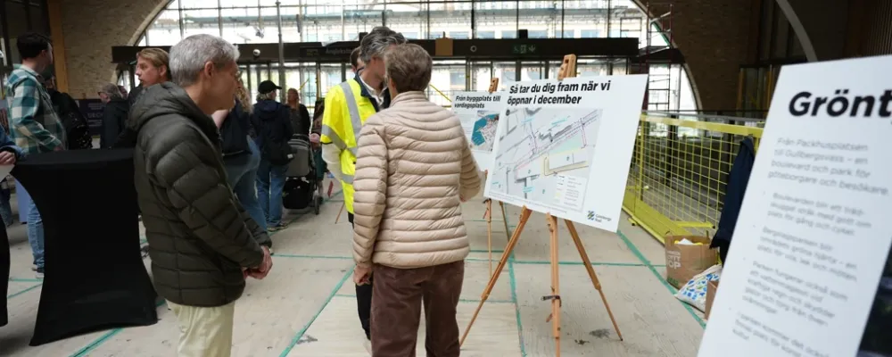 Besökare i det nya stationshuset. Foto: Daniel Falk, Trafikverket