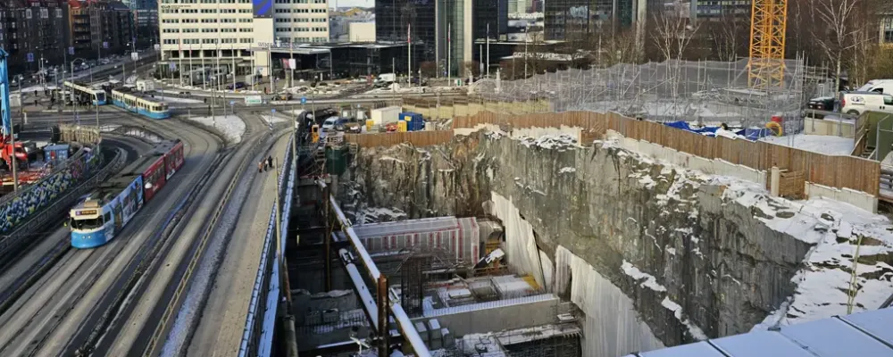 Byggarbeten för Västlänken vid Korsvägen i Göteborg, där den framtida underjordiska stationen byggs intill spårvagnstrafiken. Foto: Trafikverket
