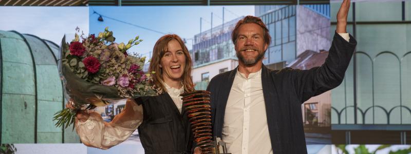 Arkitekterna Klara Jutéus och Rickard Stark representerade OKIDOKI vid utdelningen av PLÅTPRISET under PLÅT23. Foto: Jezzica Sunmo