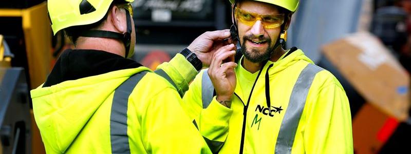 Första onsdagen i september avbryter NCC:s samtliga 12 500 medarbetare i Norden arbetet för koncernens årliga säkerhetsdag Awareness Day. Syftet är att öka säkerhetsmedvetenheten och stärka säkerhetskulturen, vilket ska bidra till NCC:s långsiktiga mål att reducera olyckor generellt samt eliminera allvarliga olyckor och incidenter. Foto: NCC