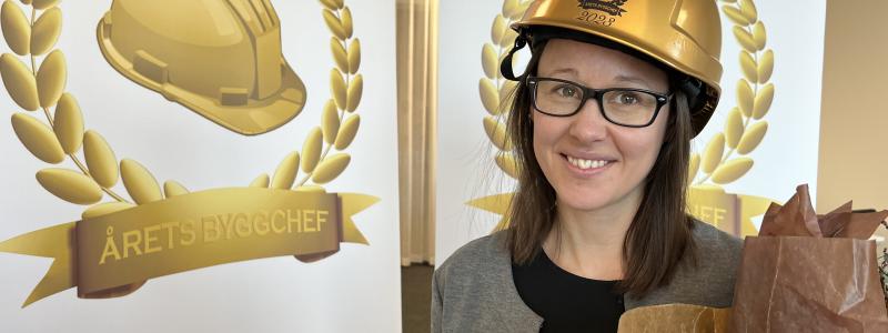 Här syns Angelica Starke, efter att ha mottagit utmärkelsen för sitt modiga och hållbara ledarskap. Foto: Byggcheferna