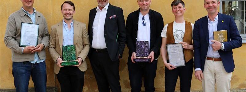 Fotograf: Sara Sekund / Business Region Göteborg

Alectas Carl Martin och Magnus Källgren med priset som Årets Uppstickare, till vänster om Patrik Andersson, BRG. Stadsfastighetsförvaltningens Stefan Johansson, Angélica Ekberg och Martin Blixt blev Årets Återbrukare.
