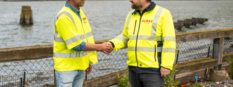Roger Thilander, vd för Göteborgs Fiskauktion och stadsbyggnadsnämndens ordförande Johannes Hulter tar i hand. Foto: Göteborgs Fiskhamn