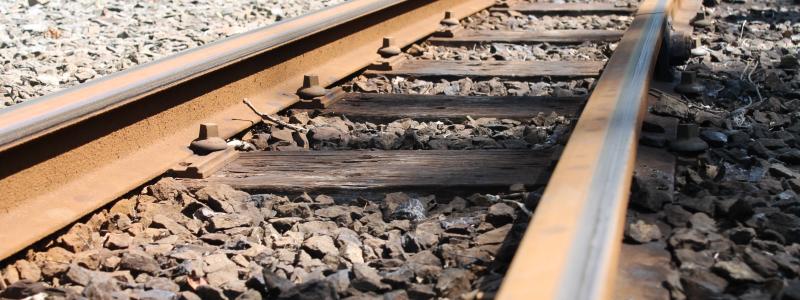 Elektrifiering innebär att nya kontaktledningsstolpar och kontaktledningar byggs längs spåret. Genrebild: bales photography