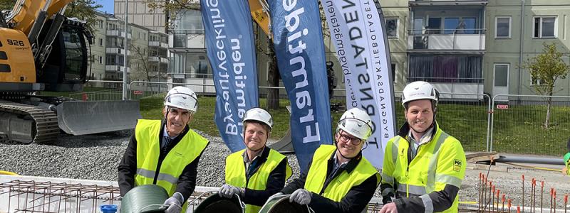 En gjutning görs i kvarter 6 i Selma stad av Aslan Akbas, Framtiden, Terje Johansson, Framtiden, Dan Sandén, Framtiden Byggutveckling och Jon Blomberg, Tornstaden.