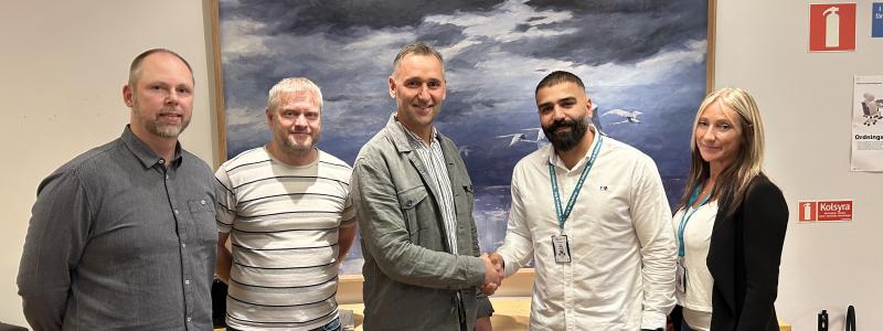 Från Vänster: Benny Gustafsson, Håkan Andersson och Roger Lindh, T-Byggen Sverige AB, Hasanen Ali Hussein och Nina Ivarsson, Statsfastighetsförvaltningen Göteborgs Stad. Pressbild: T-Byggen Sverige AB