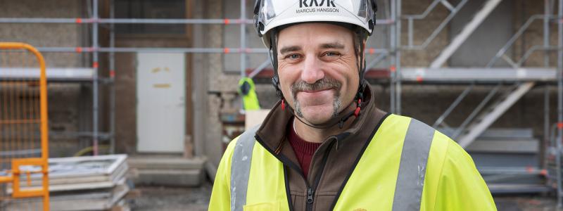 Marcus Hansson, projektchef på HSB Göteborg, ser återbruk som ett viktigt steg mot ett mer cirkulärt byggande. Foto: HSB