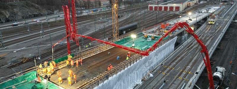 Projektet E01 Olskroken planskildhet, ett samarbete mellan Peab och Trafikverket, är en del av västsvenska paketet och startade 2018. Beräknad färdigställning är 2026. Målet är att skapa en planskild järnvägsanläggning i Olskroken för att avlasta flaskhalsen för tågtrafiken. Genom att separera spåren på olika nivåer kommer kapaciteten, punktligheten och säkerheten för både person- och godståg att öka. Foto: Peab