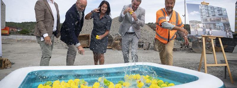 Första simtaget för Partilles nya simhallskvarter. Fotograf: Patrik Gunnar Helin