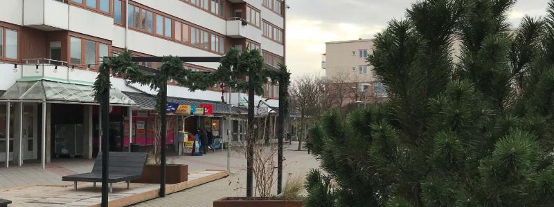 Friskväderstorget i Biskopsgården är en av de platser som ska bli tryggare genom en bred satsning på platssamverkan.