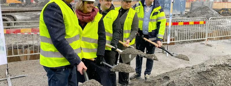 Peter Nordman, driftschef Coop Väst, Johanna Frelin, vd Riksbyggen, Johannes Hulter, kommunalråd, Lena Andersson, vd Älvstranden Utveckling och ﻿Tobias Ekstedt, distriktschef Skanska Sverige AB. Foto: Håkan Andersson