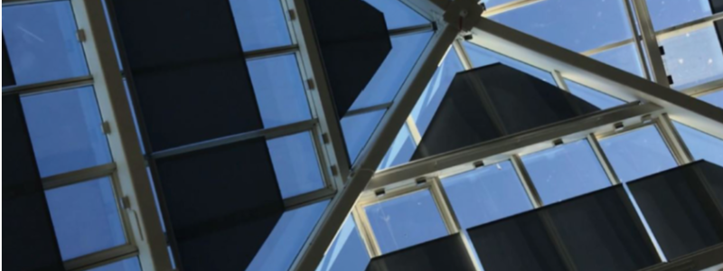 Invändiga solskydd i taket på Regionhuset i Kalmer, ett innovativt projekt av Joli interiör, vinnare av 2019 års Solskyddspris
