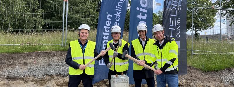 Ett pålslag görs för Danaplatsen i Eriksberg av Terje Johansson, Framtiden, Dan Sandén, Framtiden Byggutveckling, Aslan Akbas, Framtiden och Emil Löveryd, Hedin Construction. Foto: Framtiden Byggutveckling