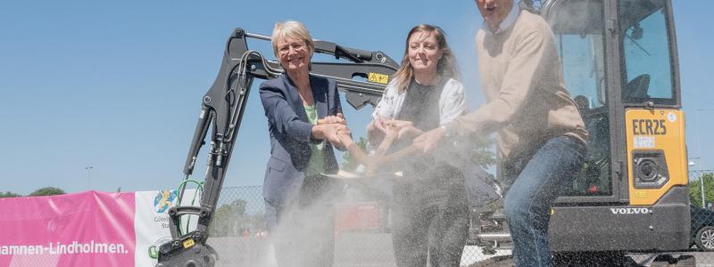 Första spadtaget Frihamnen-Lindholmen. På bilden: Catharina Håkansson Bohman, Sverigeförhandlingen; Louise Jeppson, Västra Götalandsregionen; Robert Hammarstrand, exploateringsförvaltningen, Göteborgs Stad