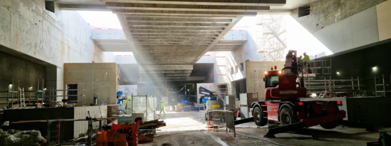 Illustration över station Centralen. Bilden visar stationens högre del som släpper in ljus från markplan, samt rulltrappor upp till mittuppgången. Illustration: TMWR för Kanozi Arkitekter