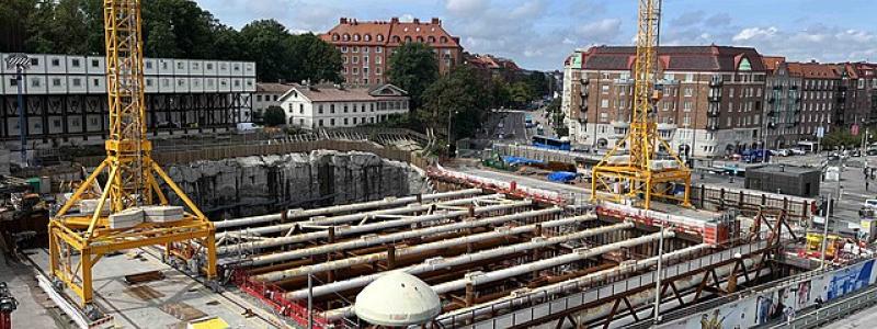 Utsikt från Universeums takterrass över den västra bygggropen för den framtida Västlänken-stationen Korsvägen i Göteborg augusti 2023. Foto: Wikimedia Commons