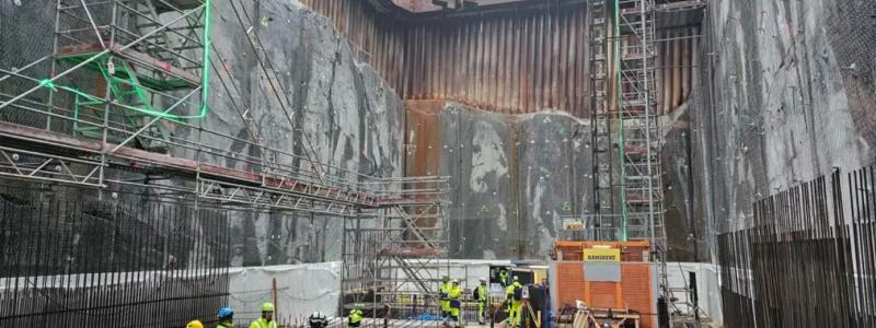 Nu pågår betongarbeten med bottenplattan. Tidigare har schaktnings- och sprängningsarbeten nått ett djup på cirka 20 meter. Foto: Trafikverket