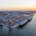 Visionsbild av Skandiahamnen där två fullastade oceangående fartyg ligger vid kaj. Bild: Göteborg hamn