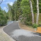 Den asfalterade vägen har blivit ett populärt promenadstråk för områdets äldre. Foto: Hilde Hagen Björgaas.