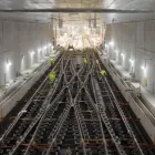 Första etappen omfattar 5 000 meter ballastfritt spår och 16 växlar, däribland en 130 meter lång kryssväxel. Foto: Kasper Dudzik och Trafikverket