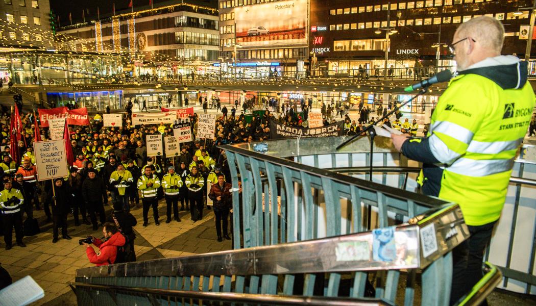 Johan Lindholm talar vid en demonstration mot byggkrisen tidigare i år.