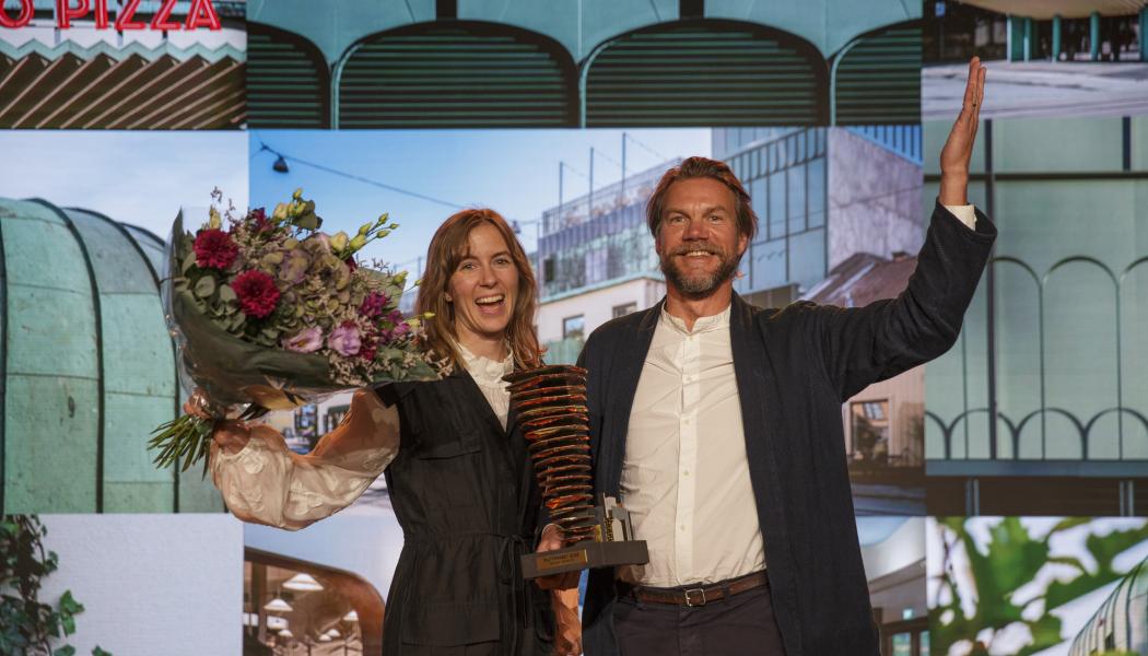 Arkitekterna Klara Jutéus och Rickard Stark representerade OKIDOKI vid utdelningen av PLÅTPRISET under PLÅT23. Foto: Jezzica Sunmo