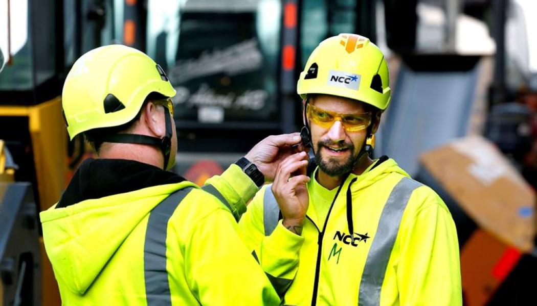 Första onsdagen i september avbryter NCC:s samtliga 12 500 medarbetare i Norden arbetet för koncernens årliga säkerhetsdag Awareness Day. Syftet är att öka säkerhetsmedvetenheten och stärka säkerhetskulturen, vilket ska bidra till NCC:s långsiktiga mål att reducera olyckor generellt samt eliminera allvarliga olyckor och incidenter. Foto: NCC