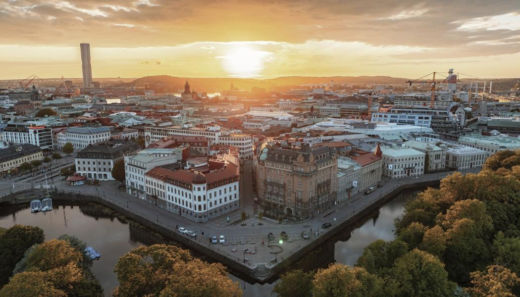 Drönarfoto från trädgårdsföreningen mot bastionsplatsen i solnedgång med karlatornet i kanten. Foto: Fotograf: Markus Esselmark/Business Region Göteborg