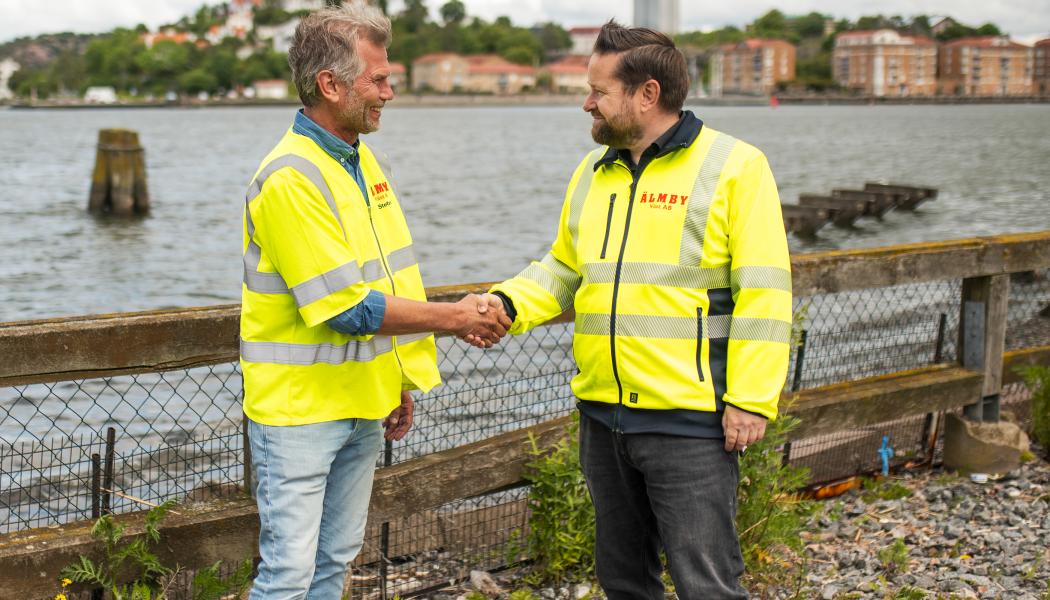 Roger Thilander, vd för Göteborgs Fiskauktion och stadsbyggnadsnämndens ordförande Johannes Hulter tar i hand. Foto: Göteborgs Fiskhamn
