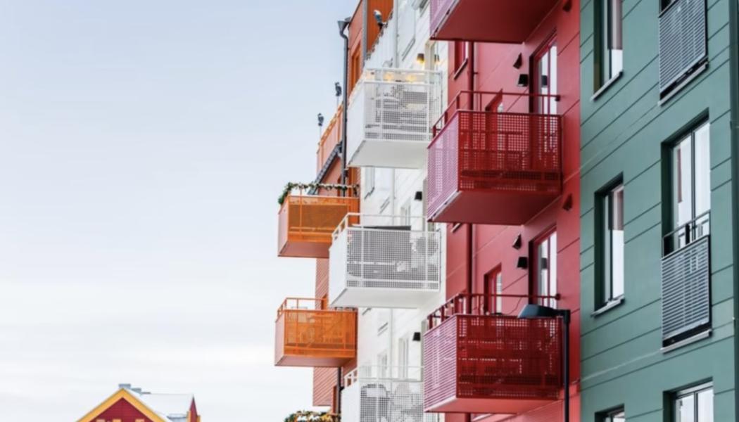 Uppmätt elanvändning utslaget per lägenhet  har mycket stor spridning och varierar mellan  327 till 973 kWh/lägenhet beroende på komfort- golvvärmeinstallation och flerbostadshusprojekt. 