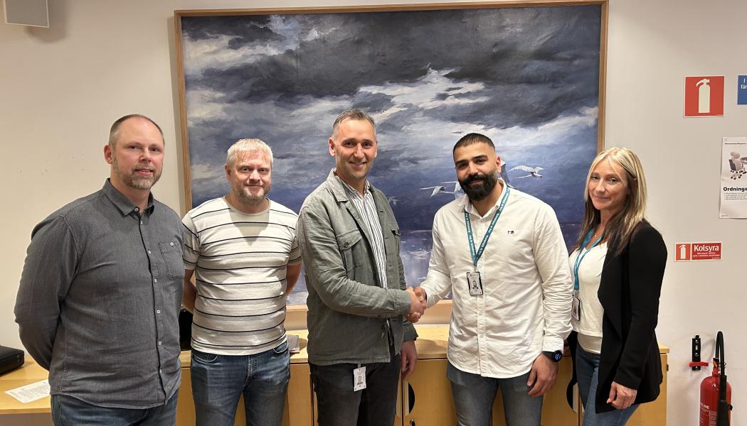 Från Vänster: Benny Gustafsson, Håkan Andersson och Roger Lindh, T-Byggen Sverige AB, Hasanen Ali Hussein och Nina Ivarsson, Statsfastighetsförvaltningen Göteborgs Stad. Pressbild: T-Byggen Sverige AB