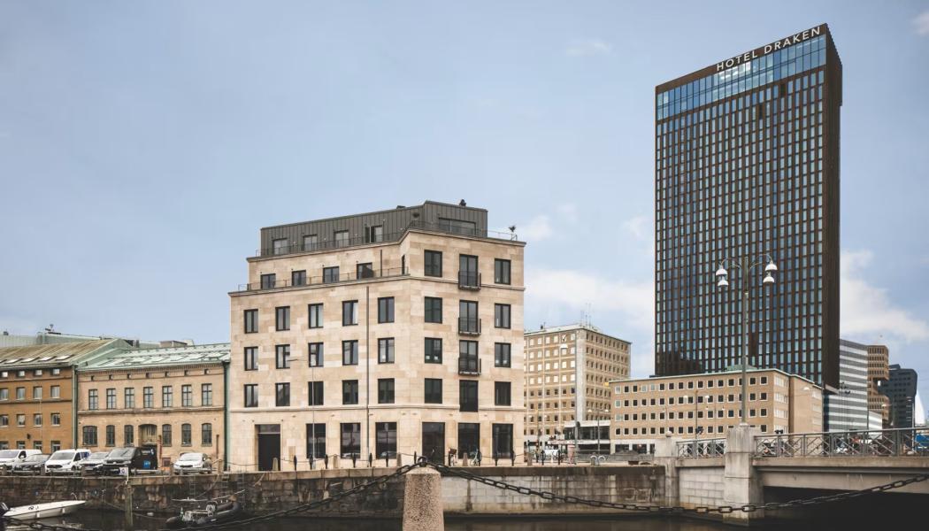 Järntorgsgatan x Brogatan har fasader av sten, tegel och puts där framförallt stenfasaden sticker ut i sin omfattning. Fotograf: Mika Ågren