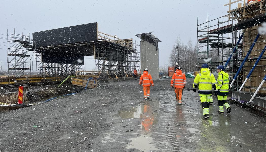 Utöver bron konstruerades även en tillfällig bottenplatta som bär en portal som går över spårvägen för att möjliggöra förberedelserna för gjutarbetet samtidigt som spårtrafiken är i gång. Foto: Inhouse Tech