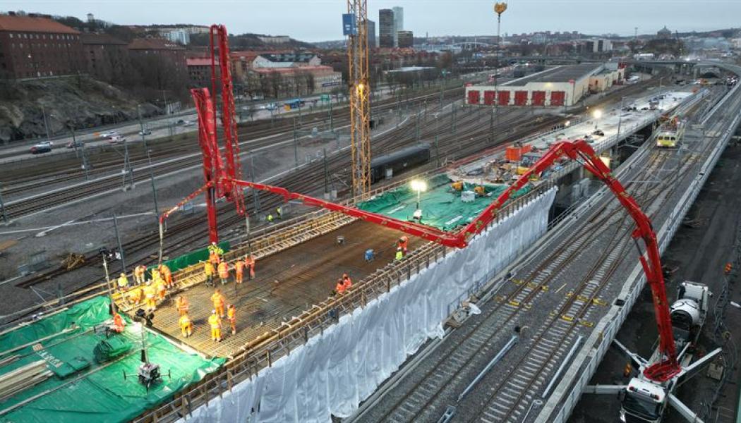 Projektet E01 Olskroken planskildhet, ett samarbete mellan Peab och Trafikverket, är en del av västsvenska paketet och startade 2018. Beräknad färdigställning är 2026. Målet är att skapa en planskild järnvägsanläggning i Olskroken för att avlasta flaskhalsen för tågtrafiken. Genom att separera spåren på olika nivåer kommer kapaciteten, punktligheten och säkerheten för både person- och godståg att öka. Foto: Peab