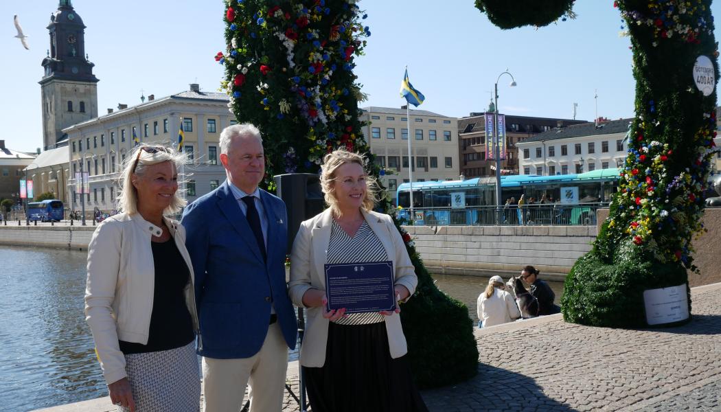 Nederländernas ambassadör Bengt van Loosdrecht, Göteborgs Hamns vice vd Malin Collin och Innerstaden Göteborgs vd, Lena Dalerup invigde första skylten vid Lejontrappan. Foto: Innerstaden Göteborg