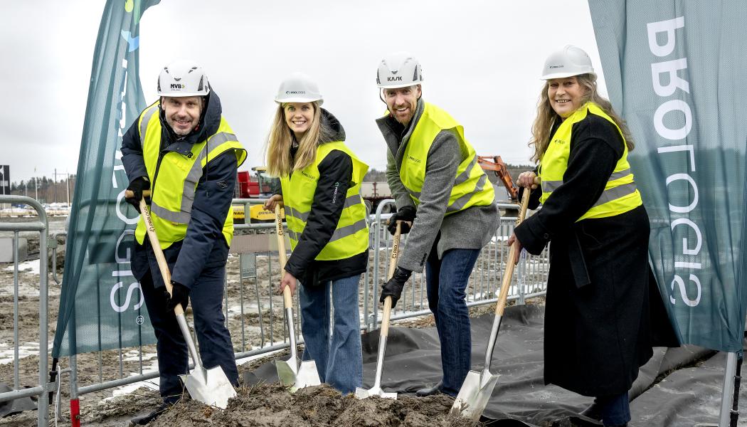 Från vänster: Tomas Andersson (MVB), Sara Dawidson (Prologis), Anton Öjersjö (Coloplast) och Lisa Andersson (Kungsbacka kommun) tar det första spadtaget i Kungsbacka. Foto: Prologis