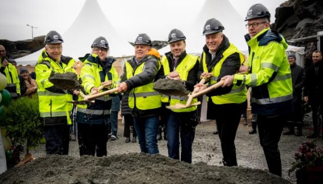 Representanter från Castellum, Göteborgs Hamn och OneMed tar det första spadtaget för OneMeds byggnad på Halvorsäng strax norr om Göteborgs Hamn. Bild: Göteborgs Hamn.