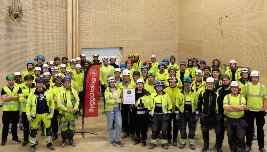 Det stolta teamet som byggde Åkeredsskolan och som fick branschens kvalitetsutmärkelse ”PQi – Utmärkt Projektkvalitet” 2024. Pressbild: Binosight