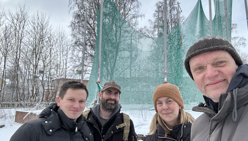Några i projektteamet på plats där den nya hallen ska byggas. Från vänster: Andreas Wallin, konstruktör, Allan Jensen, landskapsarkitekt, Carolina Granholm, arkitekt och Dan Johansson, arkitekt. Foto: Norconsult