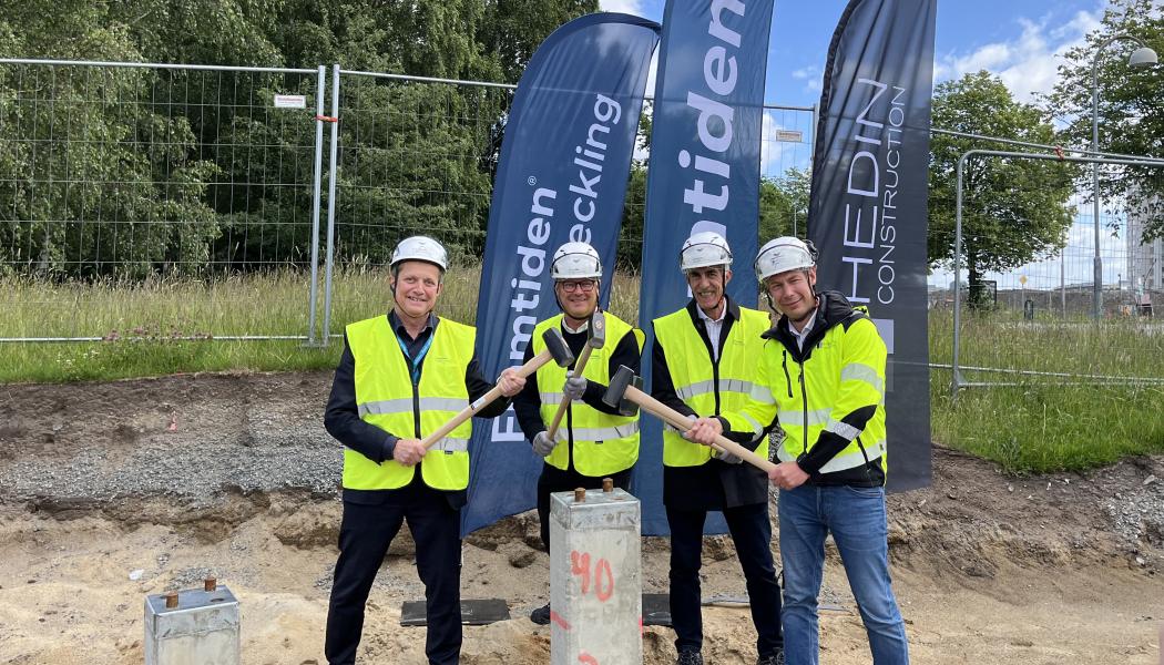 Ett pålslag görs för Danaplatsen i Eriksberg av Terje Johansson, Framtiden, Dan Sandén, Framtiden Byggutveckling, Aslan Akbas, Framtiden och Emil Löveryd, Hedin Construction. Foto: Framtiden Byggutveckling