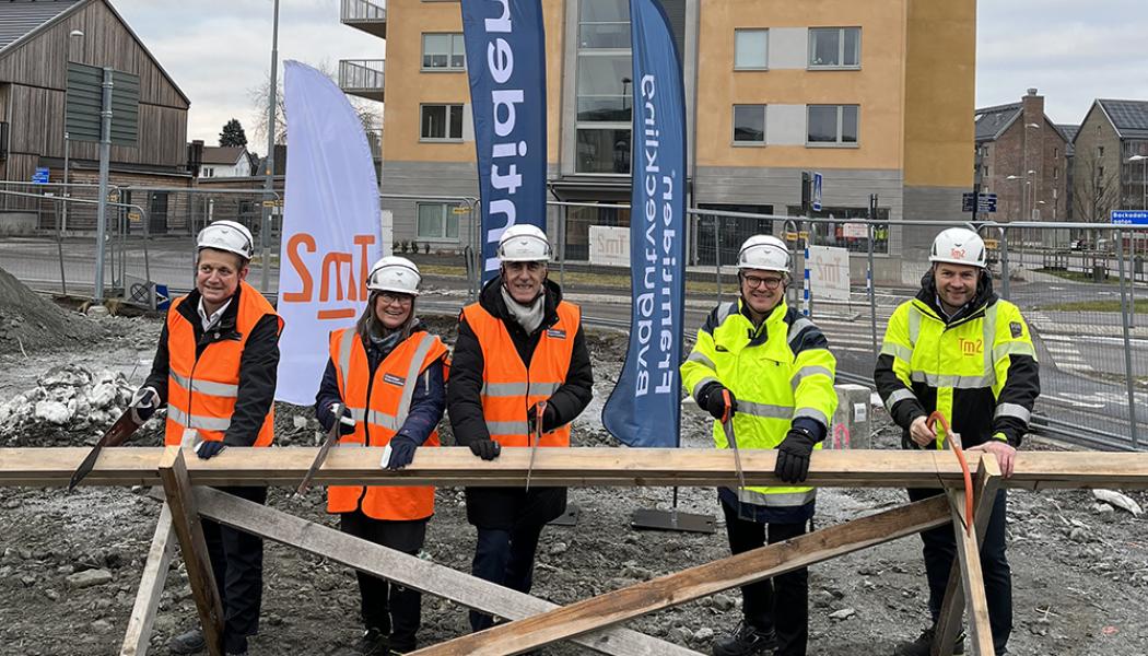Ett rejält sågtag tas för 63 bostäder i kvarteret Omställningen. Från vänster: Terje Johansson, Framtiden, Karin Pleijel, kommunalråd med ansvar för miljö och klimat, Aslan Akbas, Framtiden, Dan Sandén, Framtiden Byggutveckling och Magnus Rudén, Tm2. Foto: Framtiden byggutveckling