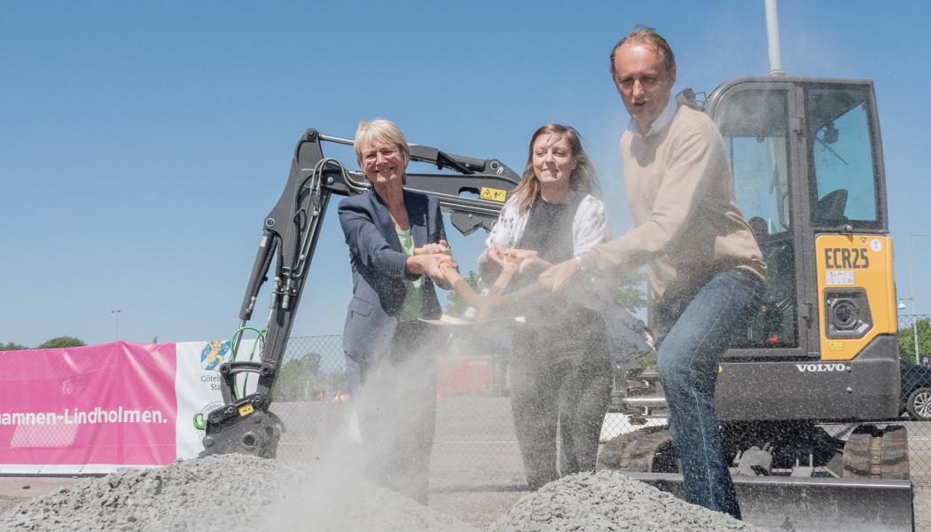 Första spadtaget Frihamnen-Lindholmen. På bilden: Catharina Håkansson Bohman, Sverigeförhandlingen; Louise Jeppson, Västra Götalandsregionen; Robert Hammarstrand, exploateringsförvaltningen, Göteborgs Stad