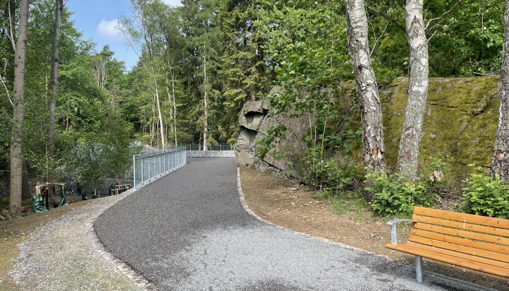 Den asfalterade vägen har blivit ett populärt promenadstråk för områdets äldre. Foto: Hilde Hagen Björgaas.