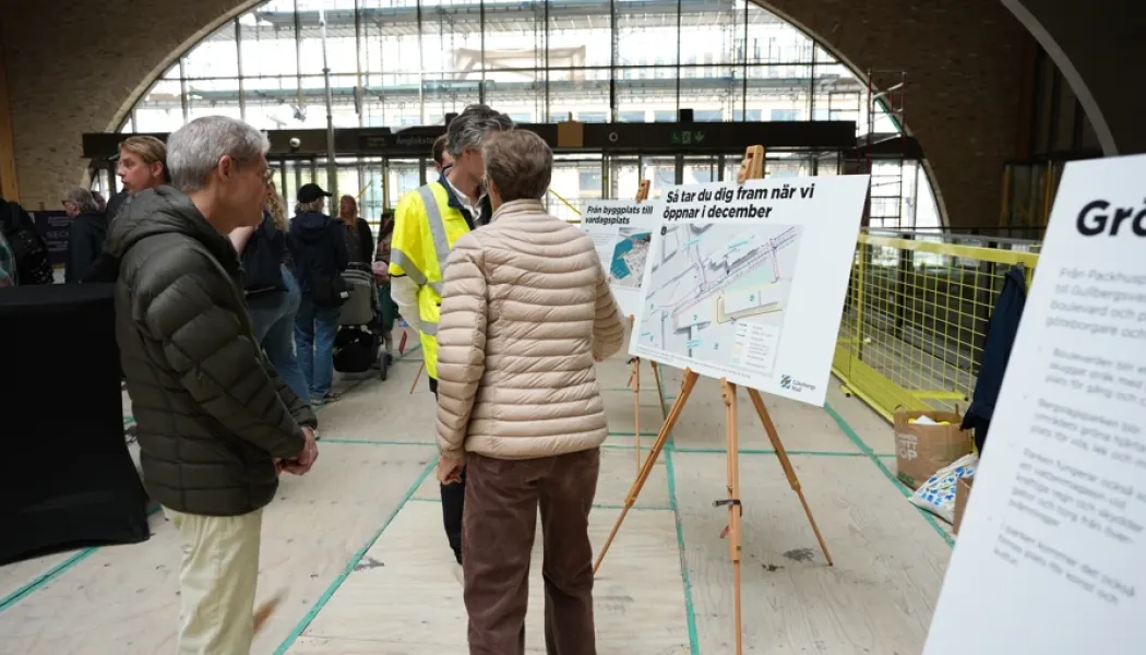 Besökare i det nya stationshuset. Foto: Daniel Falk, Trafikverket
