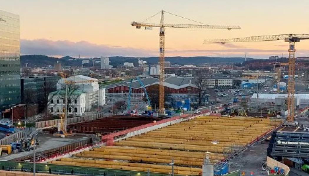 Byggnationen av Västlänken pågår. Station Centralen planeras öppna 2026 som säckstation. Hela anläggningen bedöms tas i drift omkring 2030, men tidsplanen är fortsatt osäker. Foto: Trafikverket