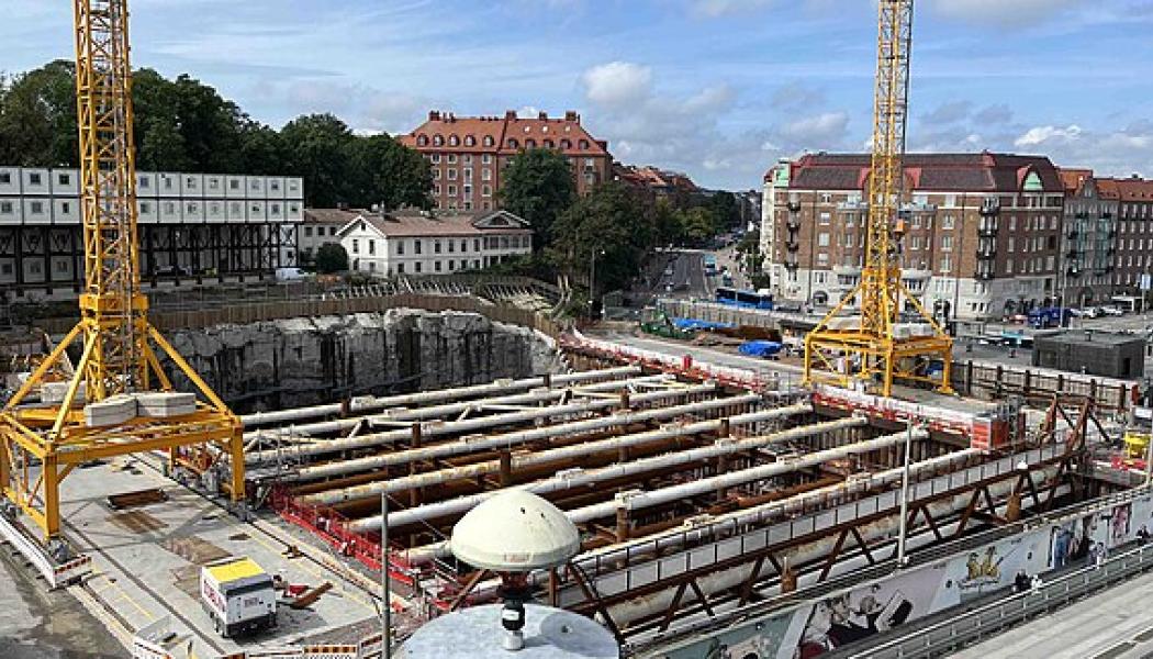 Utsikt från Universeums takterrass över den västra bygggropen för den framtida Västlänken-stationen Korsvägen i Göteborg augusti 2023. Foto: Wikimedia Commons