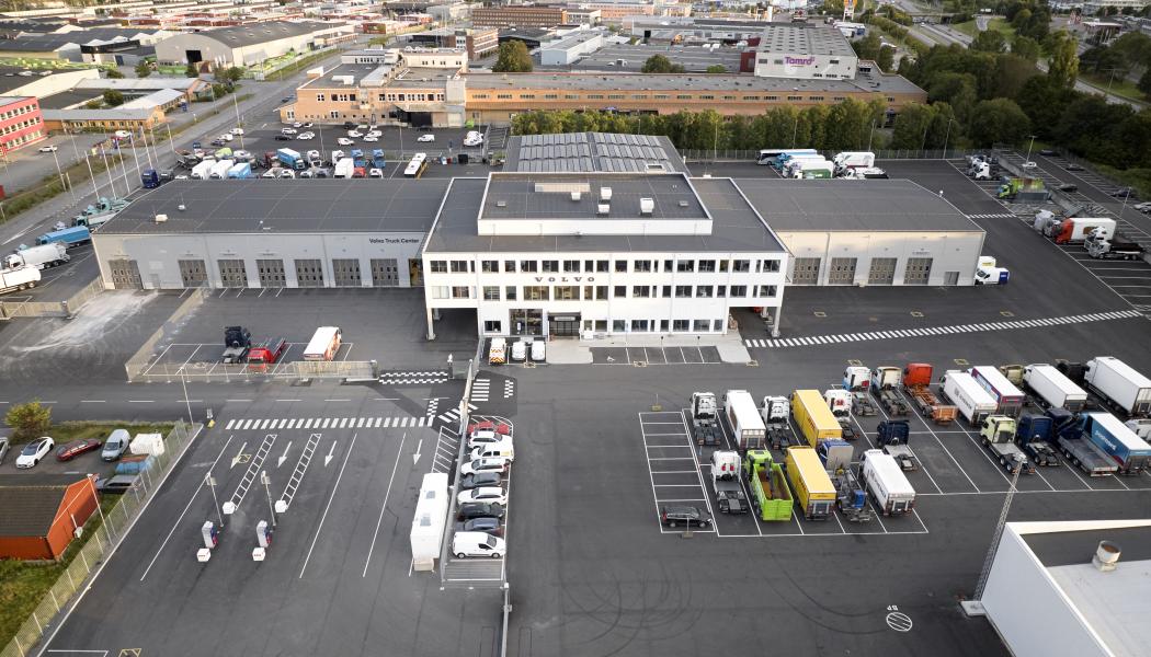 Den nya anläggningen består av en kontorsbyggnad och ett lager, sammanlänkade med tre hallbyggnader som rymmer bland annat en fullskalig däckverkstad, skadeverkstad och en uppgraderad laddstation för elektrifierade fordon. Foto: Peab